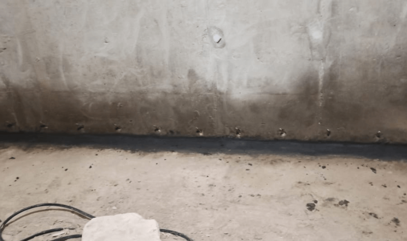 Деформационный шов с дефектом гидрошпонки в лифтовой шахте