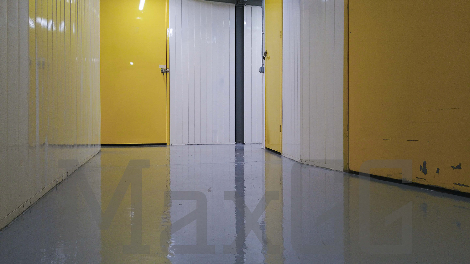 Покрытие лаком бетонного пола на складе для хранения личных вещей