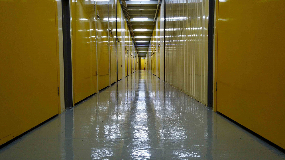 Покрытие лаком бетонного пола на складе для хранения личных вещей