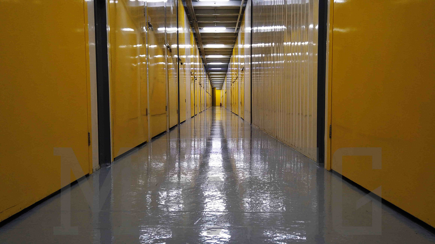 Покрытие лаком бетонного пола на складе для хранения личных вещей