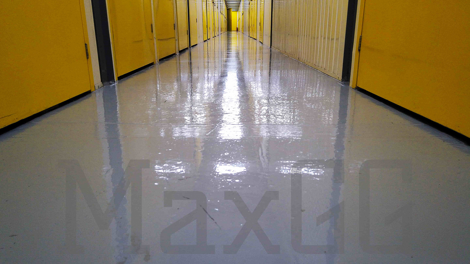 Покрытие лаком бетонного пола на складе для хранения личных вещей